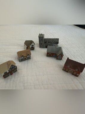 vintage 6 Wade Whimsey-on-Why miniature porcelain houses *chipped. See pics